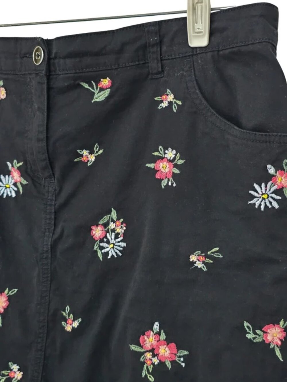 Karen Scott Black Skort Skirt w. Embroidered Flowers Size 12 - Picture 2 of 9
